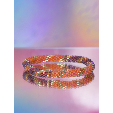 Håndbroderet Nepal Armbånd med Perler i Lilla og orange nuancer fra LE MOSCH