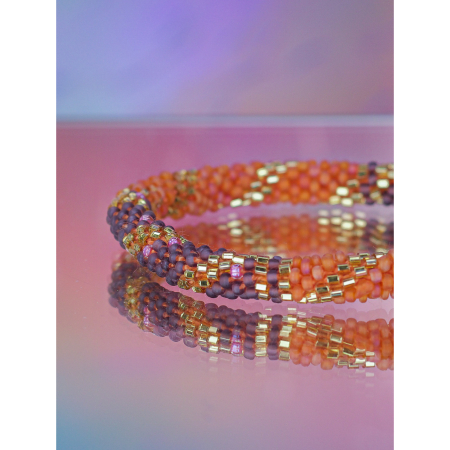Håndbroderet Nepal Armbånd med Perler i Lilla og orange nuancer fra LE MOSCH