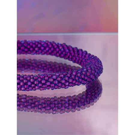 Håndbroderet Nepal Armbånd med Perler i Lilla Nuancer fra LE MOSCH