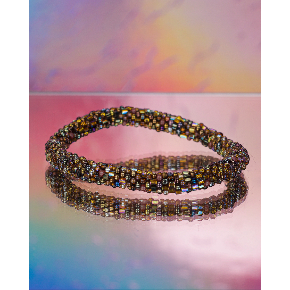 Håndbroderet Nepal Armbånd med glasperler i smukke nuancer fra LE MOSCH