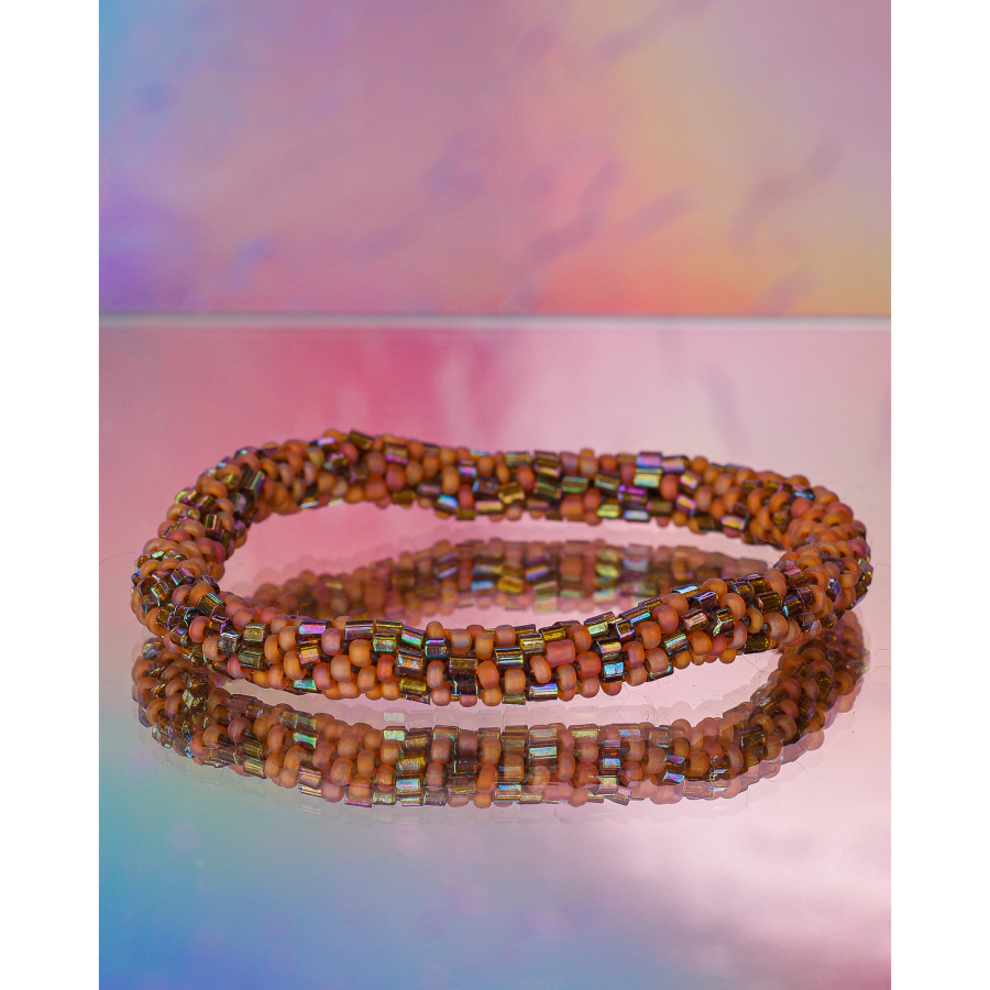 Håndbroderet Nepal Armbånd med glasperler i smukke nuancer fra LE MOSCH