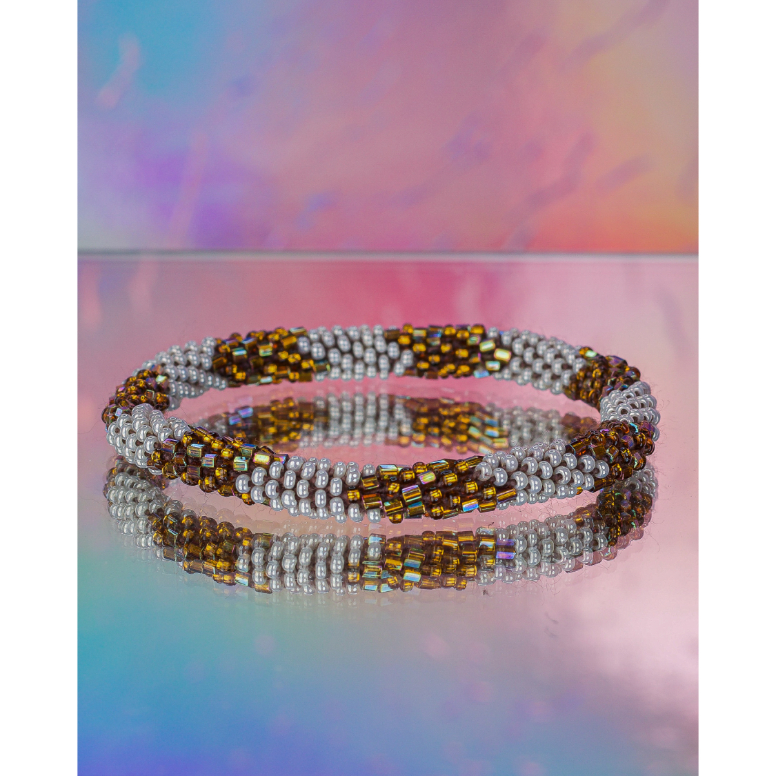 Håndbroderet Nepal Armbånd med glasperler i smukke nuancer fra LE MOSCH