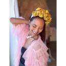 Stor asymmetrisk Midsommer hårbøjle i Karry fra LÉ MOSCH, fyldig hårbøjle med ruskindslook, festlig og fyldig hårbøjle,