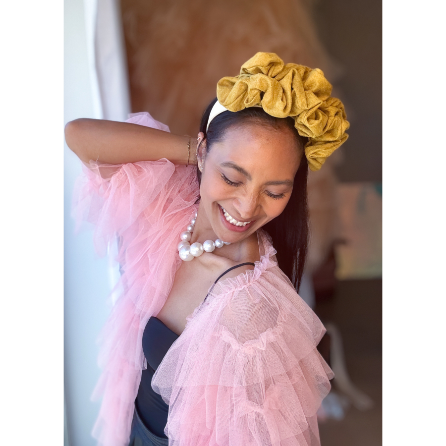 Stor asymmetrisk Midsommer hårbøjle i Karry fra LÉ MOSCH, fyldig hårbøjle med ruskindslook, festlig og fyldig hårbøjle,