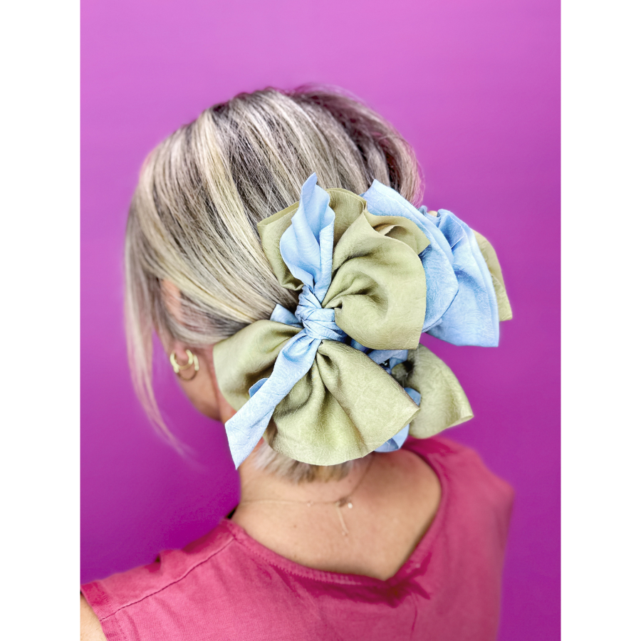 Elka hårklemme i blå og sage fra LÉ MOSCH, fyldig hårklemme, hårklemme med stof, hårklemme med sløjfer,