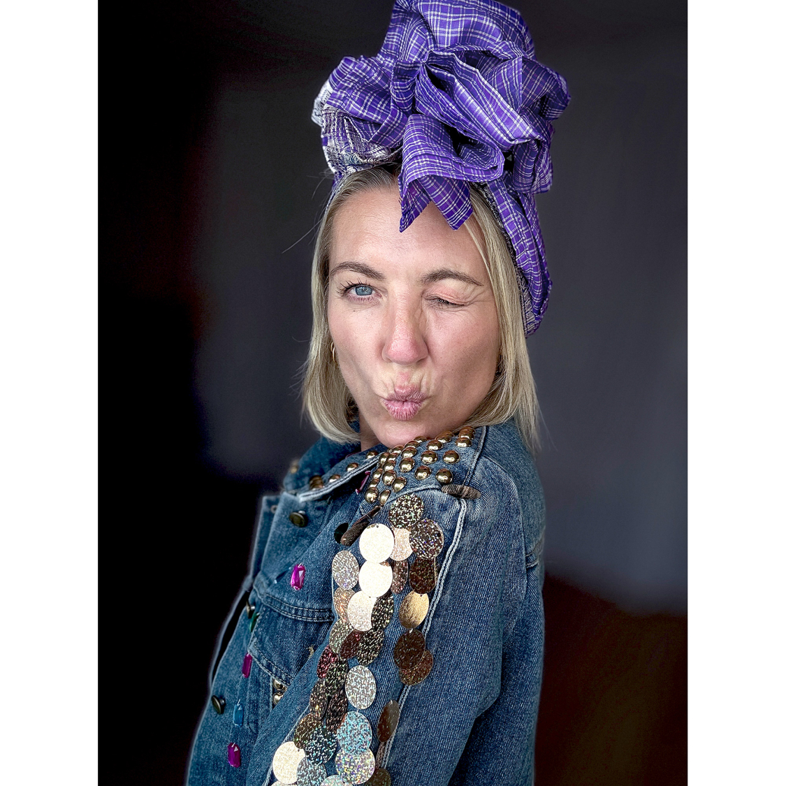 Nitin tørklæde fra LE MOSCH: Bliv forelsket i dette bæredygtige og vintage-inspirerede unika tørklæde i silke, der tilfører et eksklusivt touch til enhver garderobe.