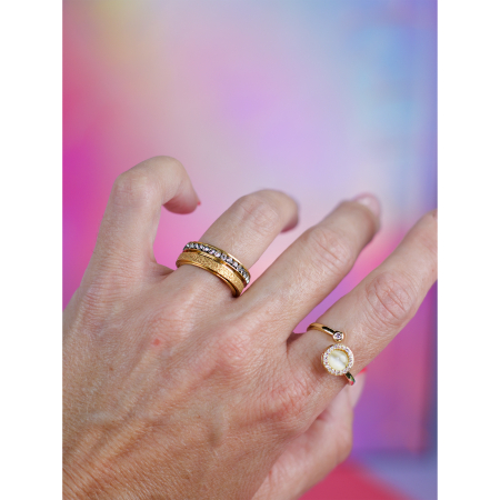 3 anti-stress ringe i guld fra LÉ MOSCH – én med sten og to med drejefunktion.