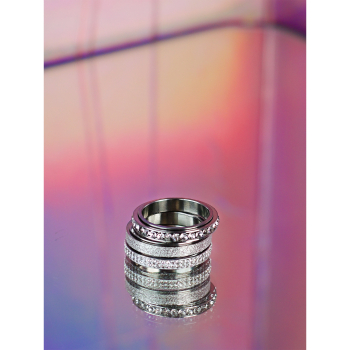 3 sølvfarvede Arlette anti-stress ringe fra LÉ MOSCH – med sten og drejefunktion. 3 sølvfarvede Arlette anti-stress ringe fra LÉ MOSCH – med sten og drejefunktion.