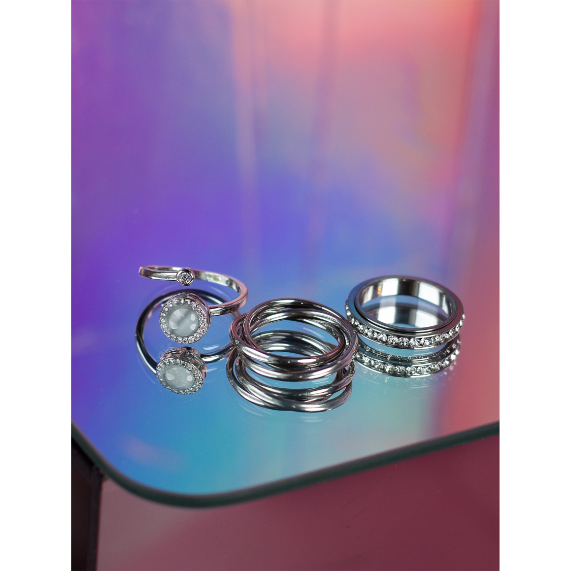 3 sølvfarvede Arlette anti-stress ringe på hånd fra LÉ MOSCH – to med drejefunktion, én med sten