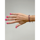 Lilla, kobber og guld farvet Xia armbånd fra LÉ MOSCH – med natursten, vist på hånd. Lilla, kobber og guld farvet Xia armbånd fra LÉ MOSCH – med natursten, vist på hånd.