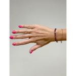 Lilla, kobber og guld farvet Xia armbånd fra  LÉ MOSCH – med natursten, vist på hånd.