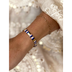 Blå, hvid, pudder og guld farvet Xia armbånd fra  LÉ MOSCH – med natursten, vist på hånd.