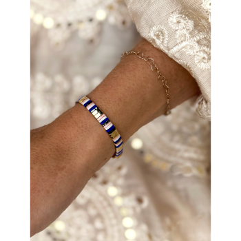 Blå, hvid, pudder og guld farvet Xia armbånd fra  LÉ MOSCH – med natursten, vist på hånd. Blå, hvid, pudder og guld farvet Xia armbånd fra  LÉ MOSCH – med natursten, vist på hånd.