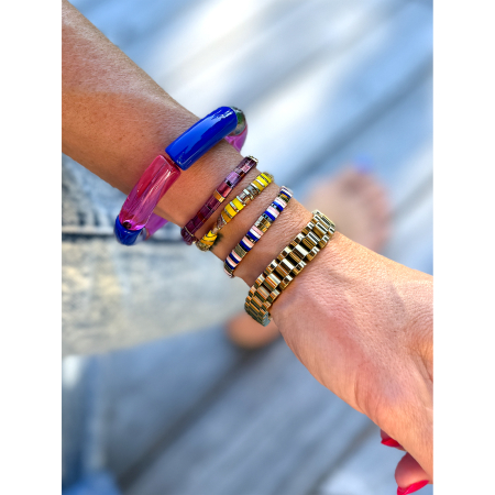 Blå, hvid, pudder og guld farvet Xia armbånd fra  LÉ MOSCH – med natursten, vist på hånd.