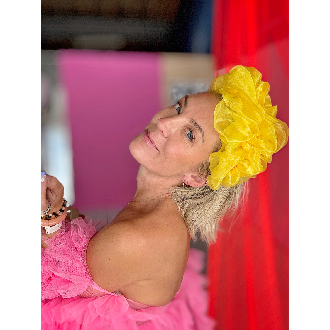 Asymmetrisk Midsommer organza hårbøjle i Gul, smuk og iøjnefaldende hårbøjle, showpiece hårbøjle, 