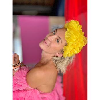 Asymmetrisk Midsommer organza hårbøjle i Gul, smuk og iøjnefaldende hårbøjle, showpiece hårbøjle, 