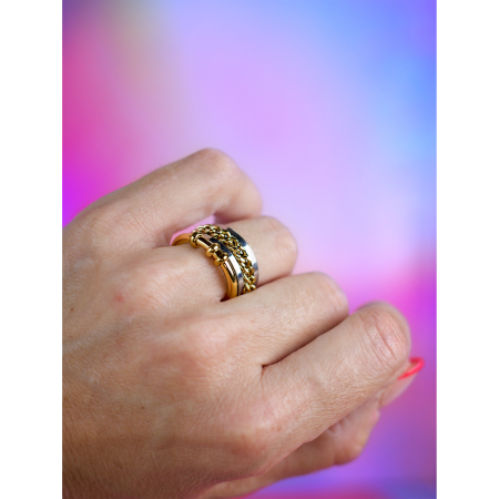 To elegante ringe fra LÉ MOSCH – én i sølv og én i guld med perledetaljer, placeret på spejl med lilla og pink baggrund