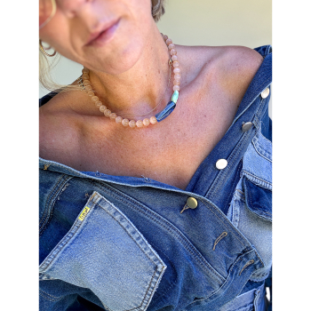 Venti halskæde fra LÉ MOSCH, halskæde med natursten og en lille fisk, halskæde på elastik, 