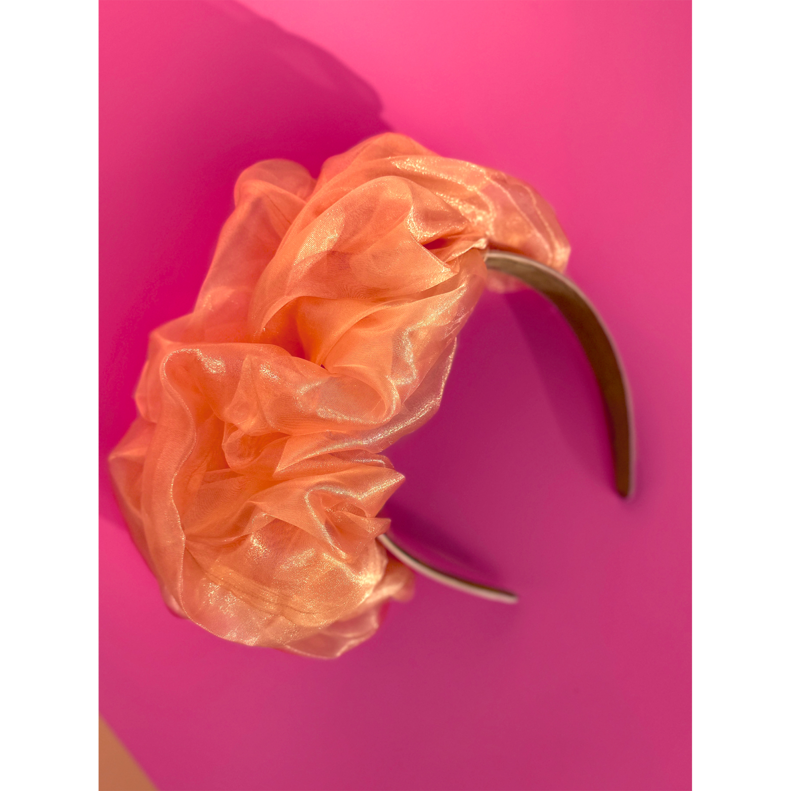 Asymmetrisk Midsommer organza hårbøjle i Peach, smuk og iøjnefaldende hårbøjle, showpiece hårbøjle, 