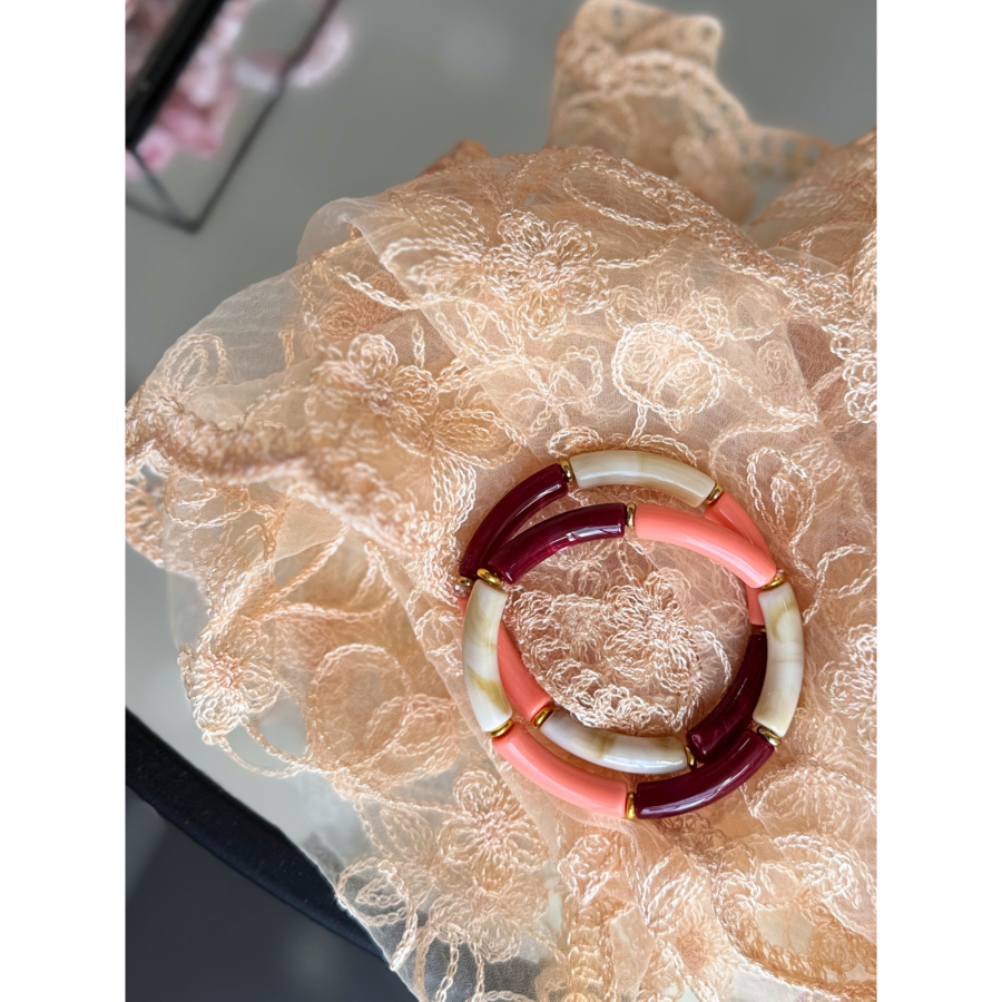 Maggie armbånd no 52 fra LÉ MOSCH, smukt boheme armbånd, elastik armbånd med tube perler i peach, creme marmor look og bordeaux rød