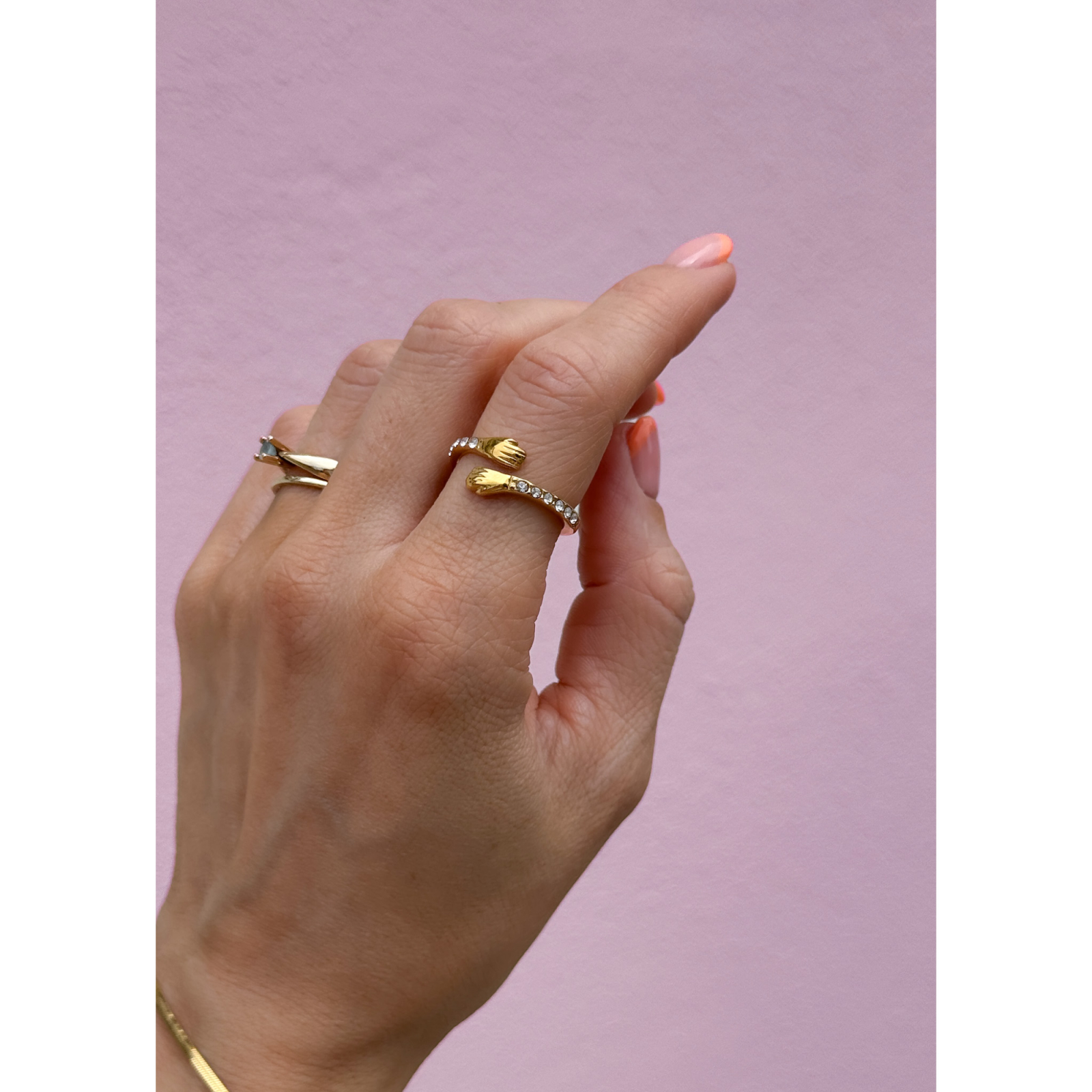 Embrace ring i forgyldt stål fra LÉ MOSCH, ring der giver din finger et knus, ring med små sten i forgyldt stål, 