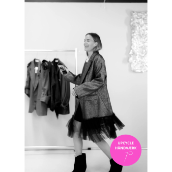 Vintage blazerjakke med sort tyl og oversize fit fra LÉ MOSCH – glitrende overflade og unikt redesign