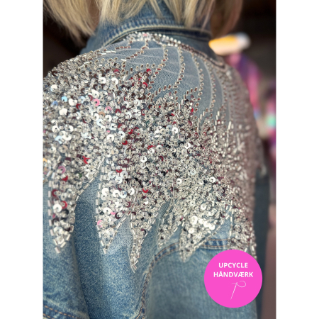 Upcyclet Oversize denim skjorte med håndsyede sølvpailletter og perler fra LÉ MOSCH