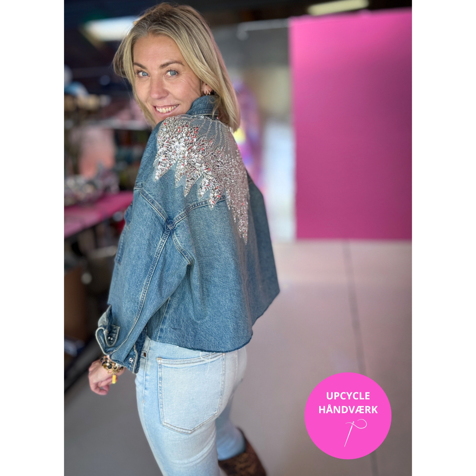 Upcyclet Oversize denim skjorte med håndsyede sølvpailletter og perler fra LÉ MOSCH
