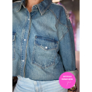 Forside af vintage denim skjorte med lommer og pailet-detaljer – håndlavet og upcycled Forside af vintage denim skjorte med lommer og pailet-detaljer – håndlavet og upcycled