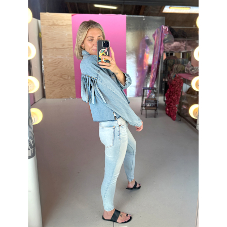 Vintage Vibes Denim skjorte med frynser no 033 fra LÉ MOSCH, oversize denimskjorte med frynser bagpå, upcyclet denimskjorte med fede detaljer,