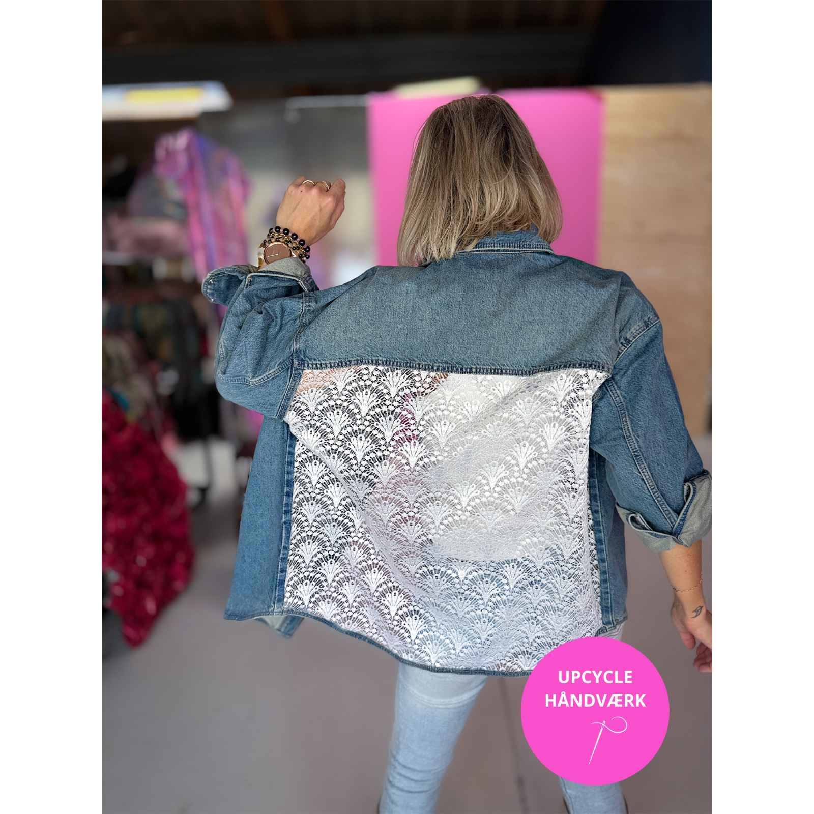 Oversize denimskjorte fra Lé Mosch med blondedetalje på ryggen – unikt upcycled design fra Vintage Vibes-serien
