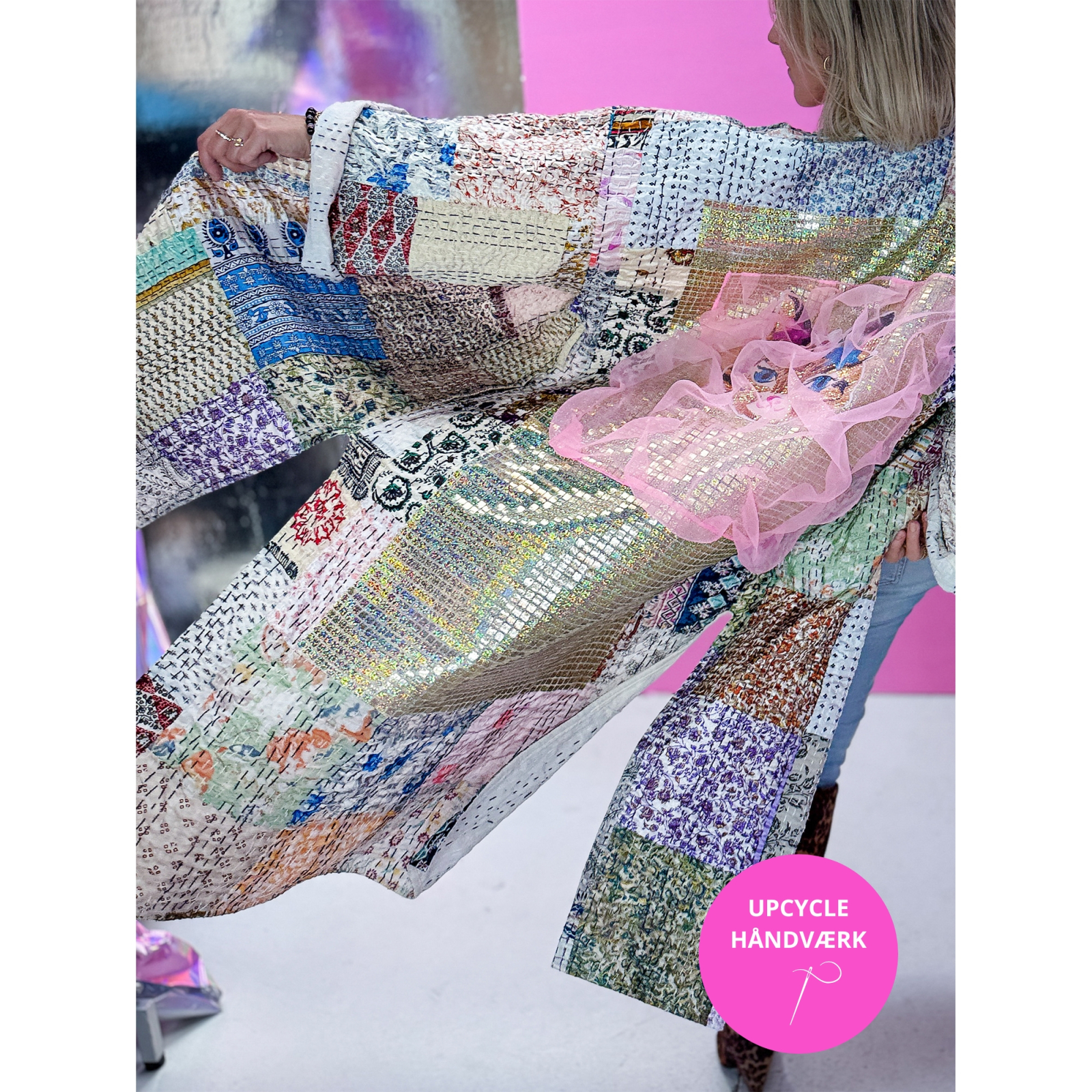 Upcycled quiltet kimono i farverigt patchwork med guld patch og pink tyl – unikt håndværk fra Lé Mosch