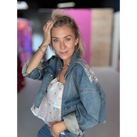 Upcyclet Oversize denim skjorte med håndsyede sølvpailletter og perler fra LÉ MOSCH