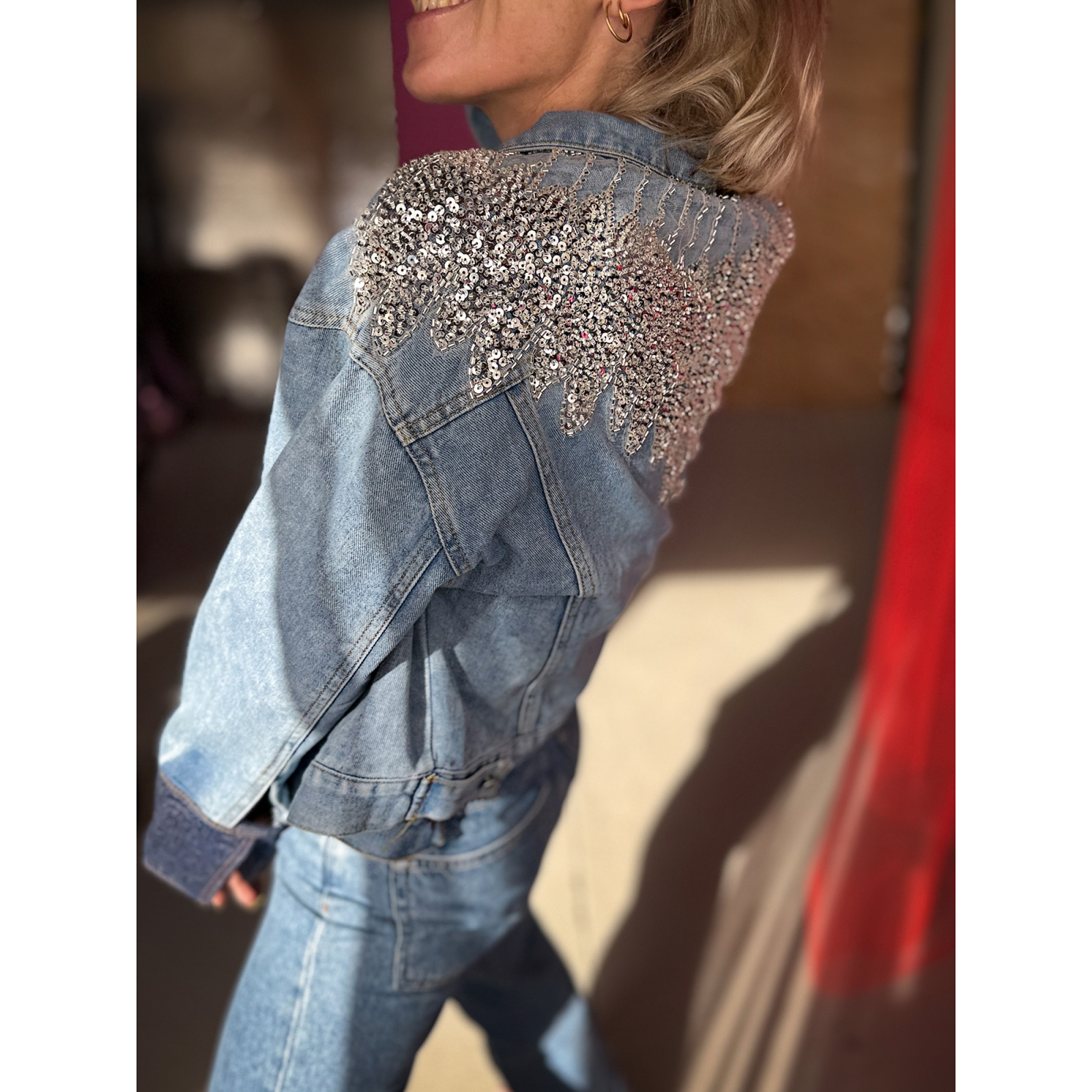 Upcyclet Oversize denim jakke med håndsyede sølvpailletter og perler fra LÉ MOSCH