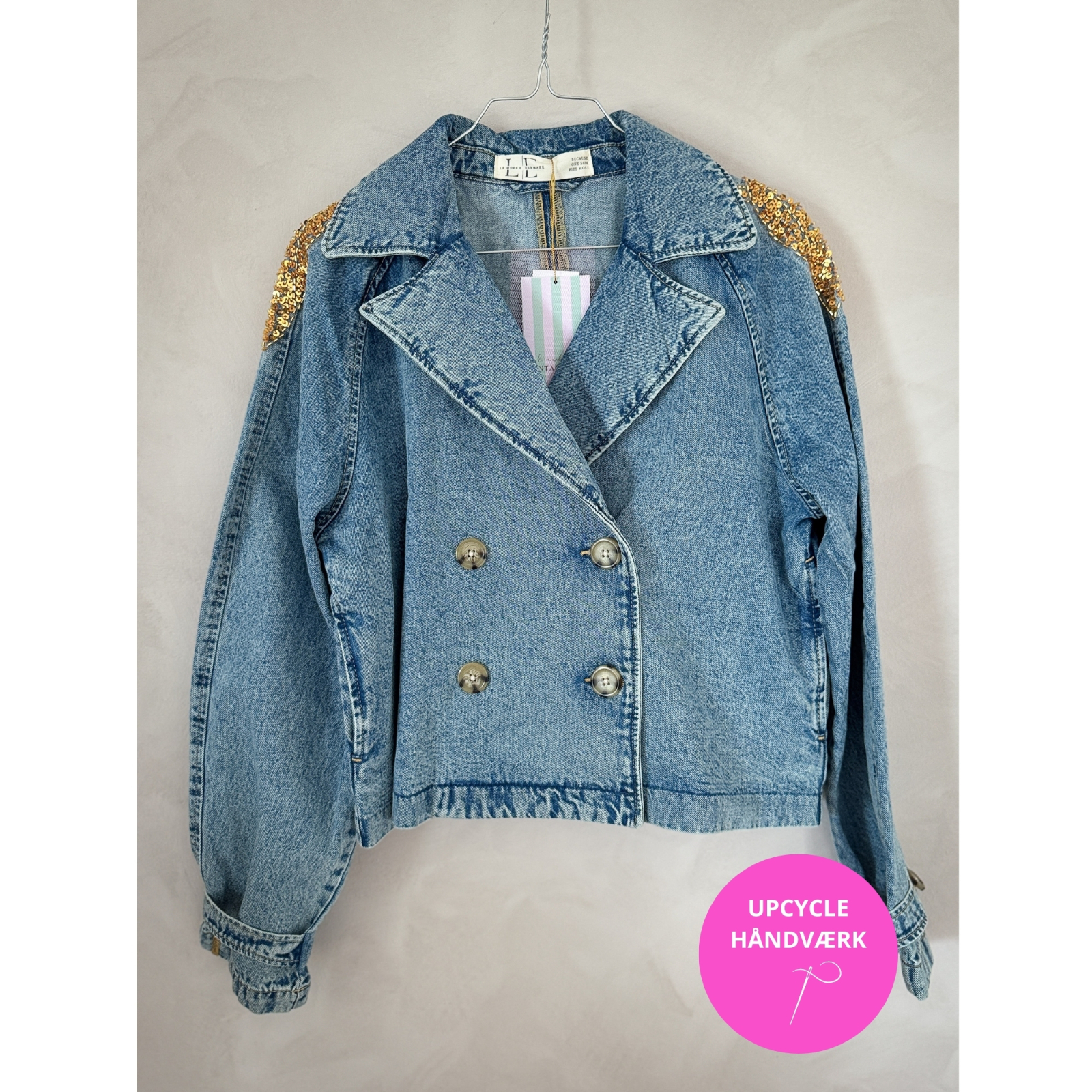 Forside af oversize denim jakke med gyldne pailletter og dobbelt knaplukning fra Lé Mosch