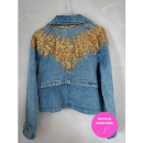 Bagside af unik denim jakke med håndsyede guldpailletter og perler, upcyclet i Lé Mosch systue Bagside af unik denim jakke med håndsyede guldpailletter og perler, upcyclet i Lé Mosch systue