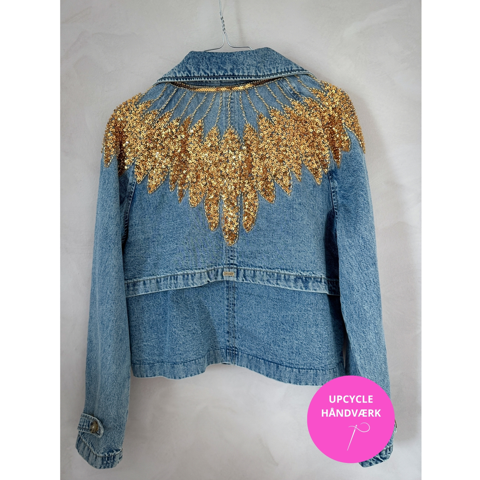Bagside af unik denim jakke med håndsyede guldpailletter og perler, upcyclet i Lé Mosch systue