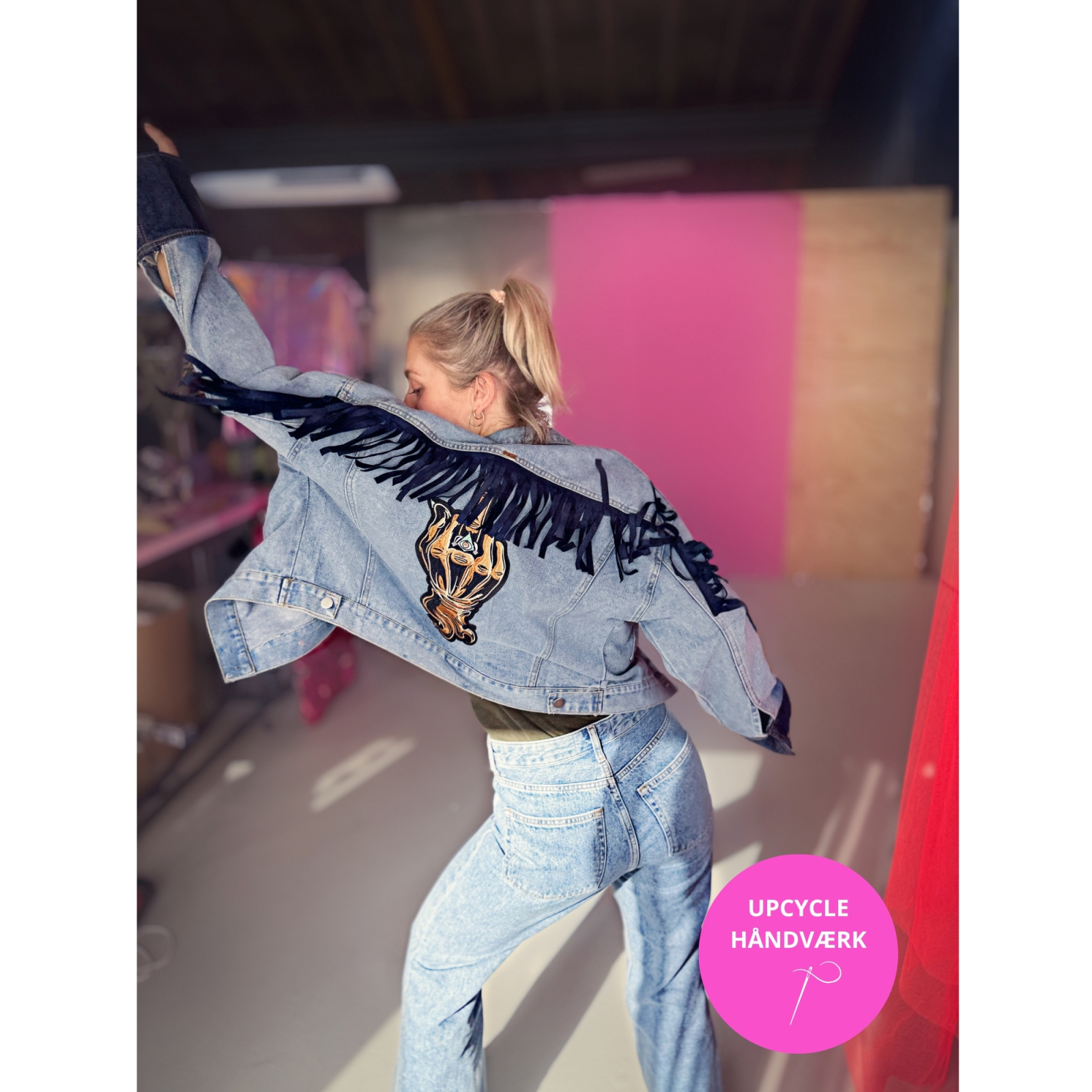 Denim jakke med frynser og statement patch på ryggen – Lé Mosch unika No. 039