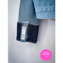 Detaljebillede af mørkeblå frynser og ærme med kontraststof på denimjakke fra le mosch Detaljebillede af mørkeblå frynser og ærme med kontraststof på denimjakke fra le mosch