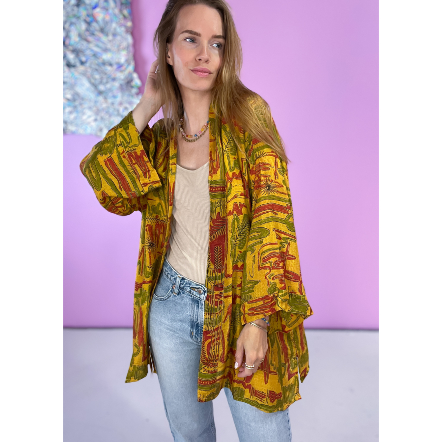 Monya Silkemix kimono no 1700 i gul. Håndlavet silkemix kimono i vintage sarier - kun 1 stk. af hver! Hurtig levering