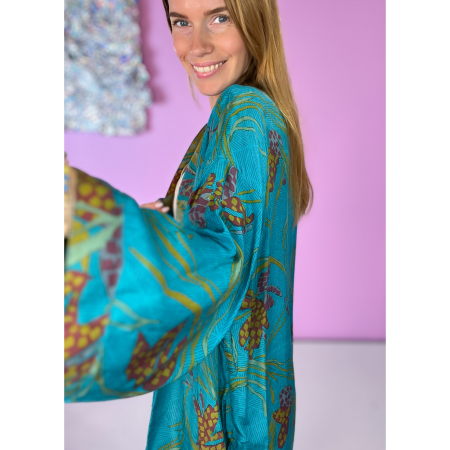 Monya Silkemix kimono no 1704 i Turkis. Håndlavet silkemix kimono i vintage sarier - kun 1 stk. af hver! Hurtig levering