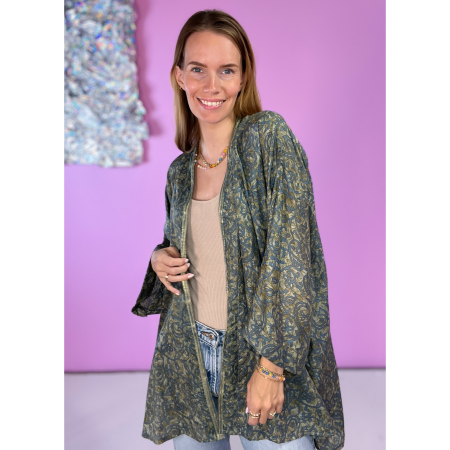 Monya Silkemix kimono no 1707 i Støvet Grøn. Håndlavet silkemix kimono i vintage sarier - kun 1 stk. af hver! Hurtig levering