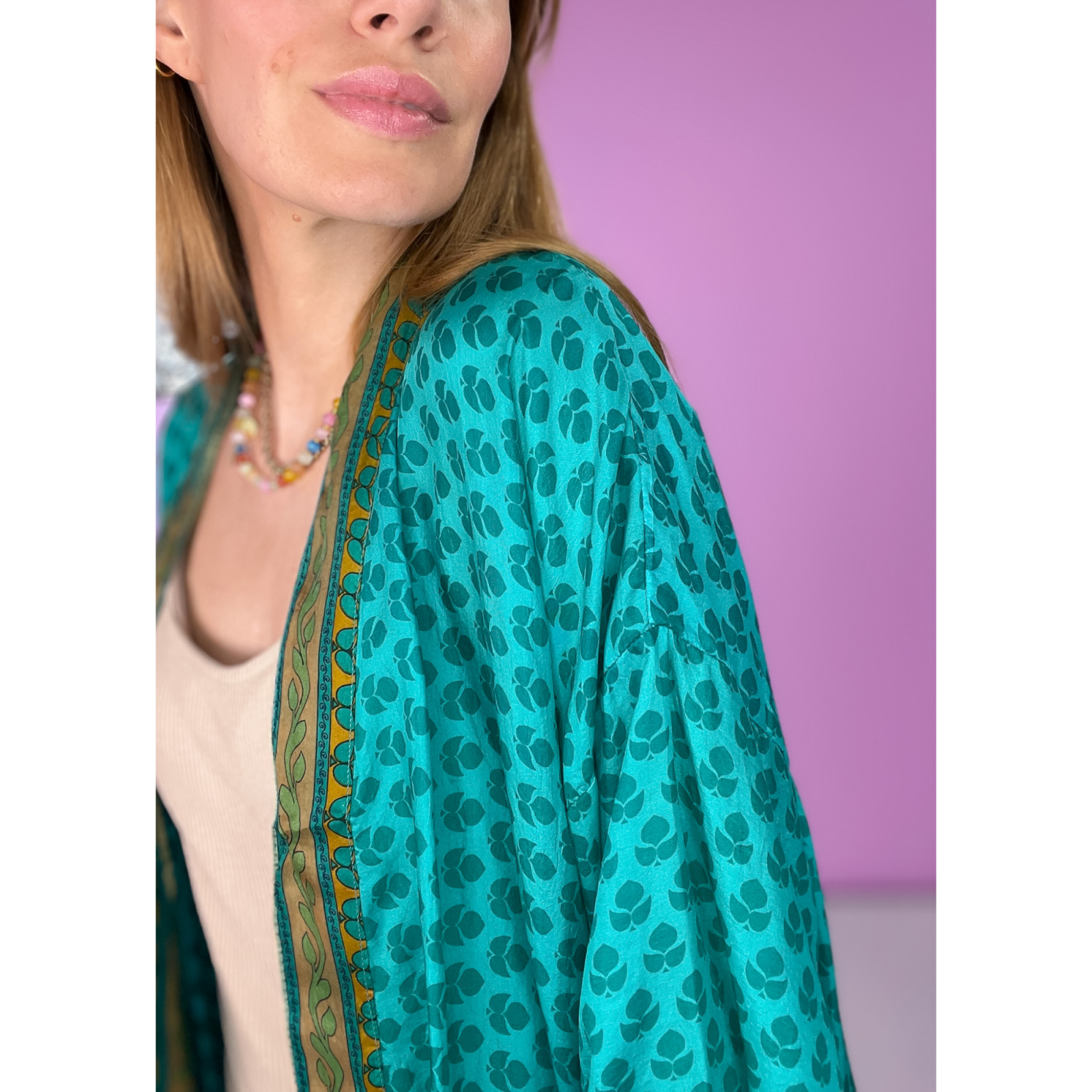Monya Silkemix kimono no 1709 i Turkis. Håndlavet silkemix kimono i vintage sarier - kun 1 stk. af hver! Hurtig levering