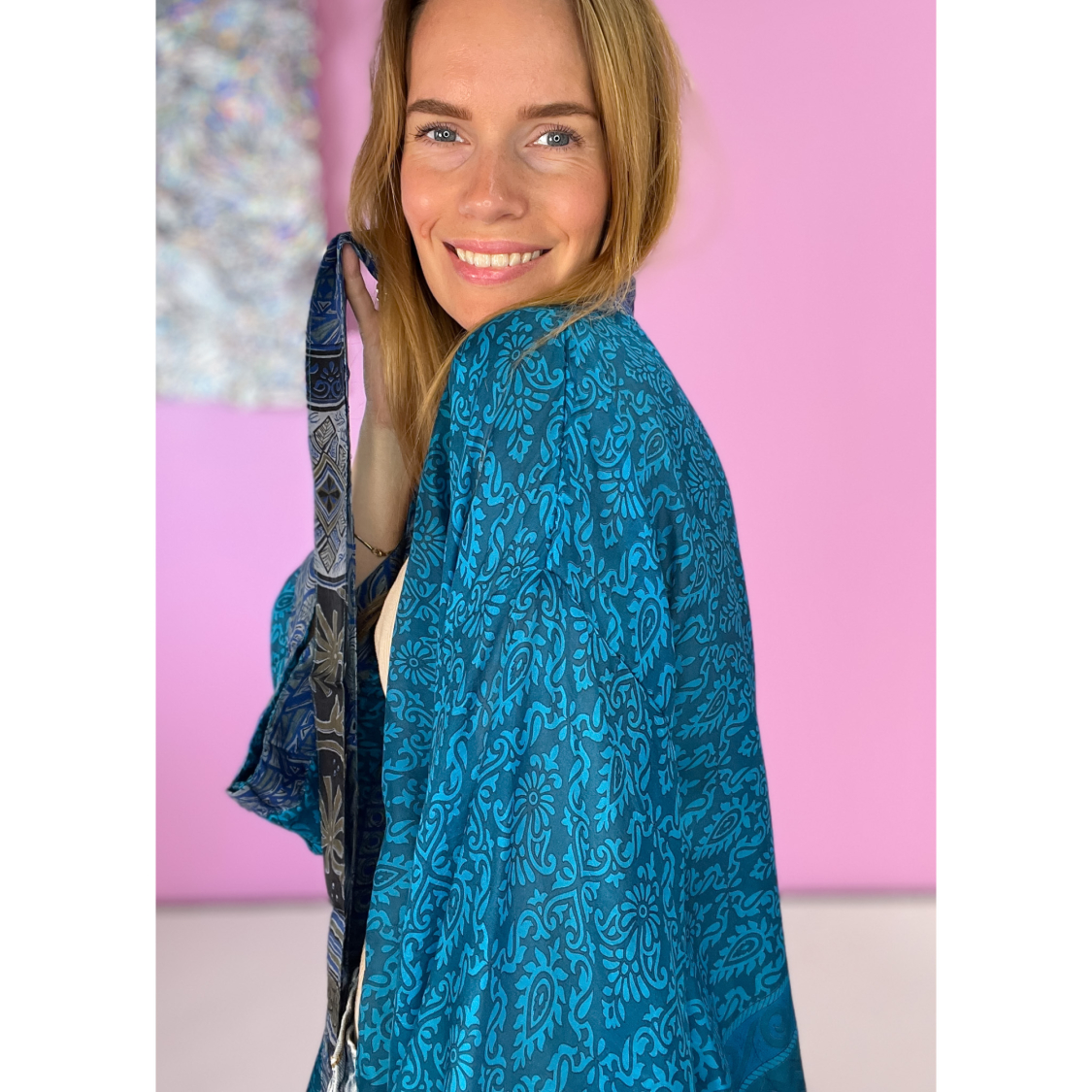 Monya Silkemix kimono no 1711 i Turkis. Håndlavet silkemix kimono i vintage sarier - kun 1 stk. af hver! Hurtig levering