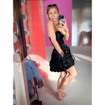 Sort nederdel med 3D stofblomster og lommer – stylet med sort top