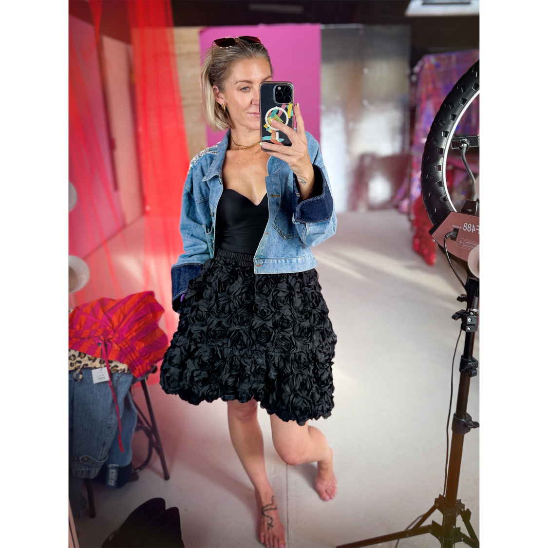 Model i Aliah Nederdel med 3D blomster i Sort le mosch signaturstil