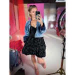 Model i Aliah Nederdel med 3D blomster i Sort le mosch signaturstil