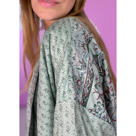 Monya Silkemix kimono no 1716 i Støvet Grøn. Håndlavet silkemix kimono i vintage sarier - kun 1 stk. af hver! Hurtig levering