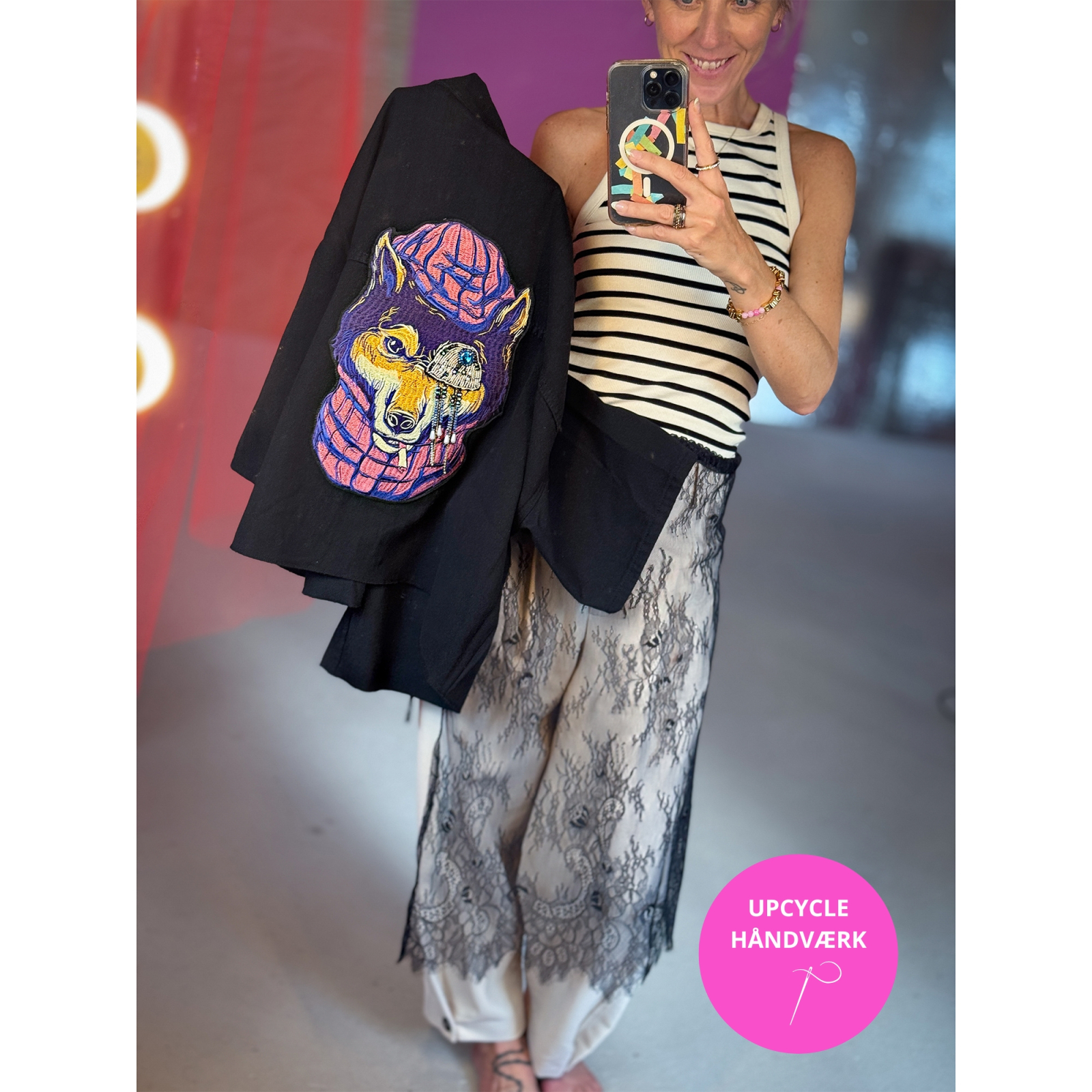 Sort denim skjorte med farverigt ulvepatch og oversize fit – Lé Mosch unika-design No. 041