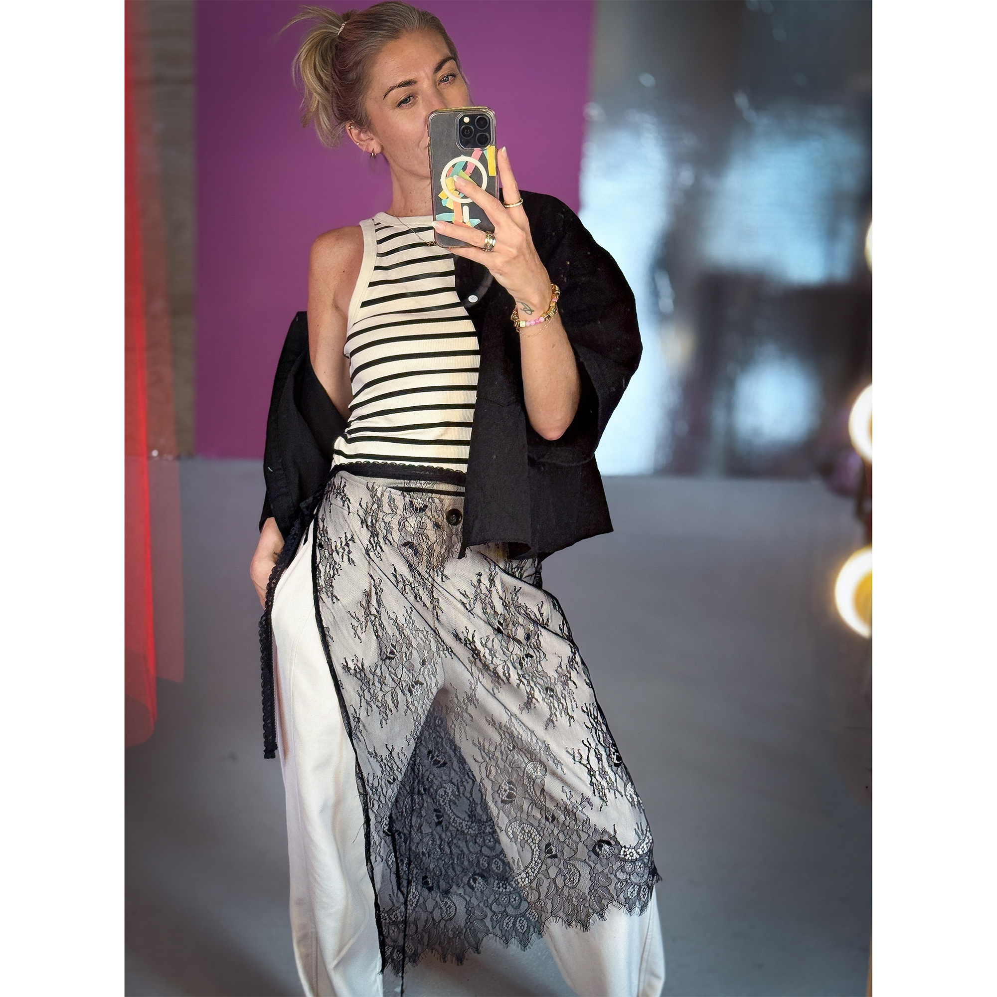 Sort blonde slå-om nederdel stylet over lyse bukser – feminin og cool style fra Lé Mosch